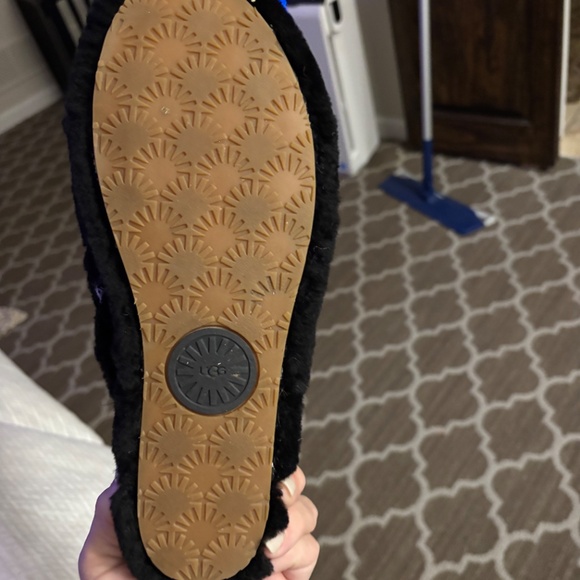 Uggs slippers - Picture 3 of 5